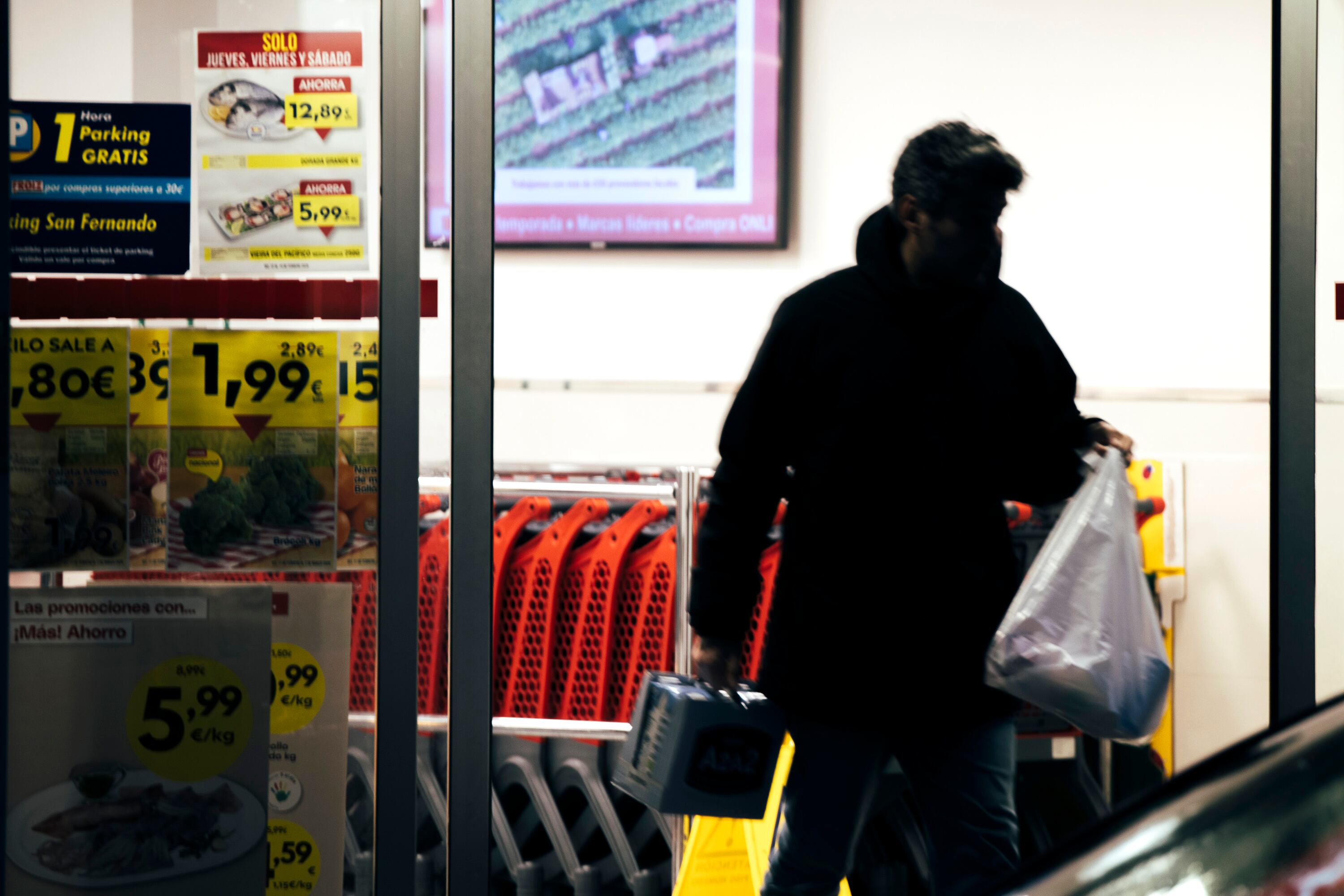 Un cliente sale de un supermercado en Santiago de Compostela, este jueves. 