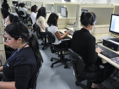 Atendentes terceirizadas no Senado.