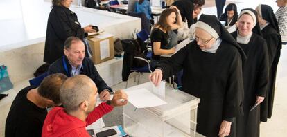 Tres monjas se disponen a votar en un colegio de Santiago de Compostela.