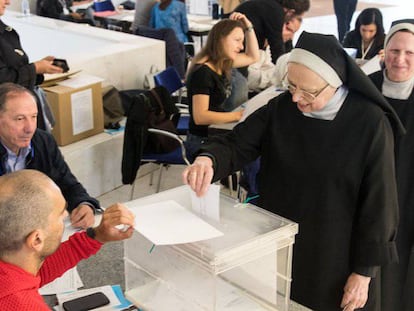 Tres monjas se disponen a votar en un colegio de Santiago de Compostela.