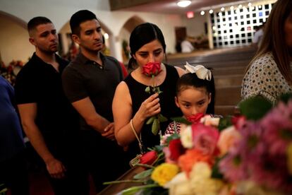 "Le encantaban las flores, de todo tipo. Podría recorrer las calles y recoger flores pisoteadas miles de veces y a ella le parecían tan bonitas como un millón de dólares", dijo Antonio Basco horas antes del funeral, según recoge 'The New York Times'. En la imagen, varios asistentes muestran su respeto ante el féretro de Margie Reckard.