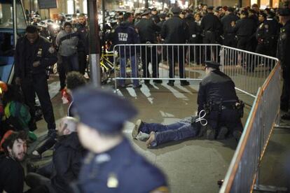 La policía arresta a decenas de miembros del movimiento Occupy Wall Street esta madrugada en el parque Zuccotti en Nueva York.