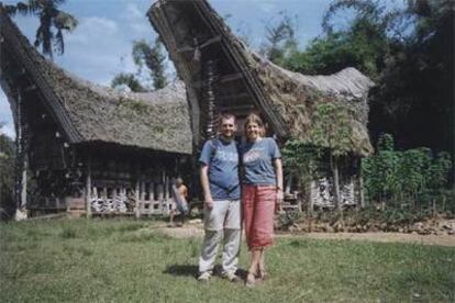 La autora y su marido, con una típica casa toraja detrás.