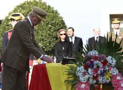 El Rey coloca la Cruz de Oro del Mérito de la Guardia Civil y la Medalla de Oro de la Policía sobre el féretro del agente Raúl Centeno.