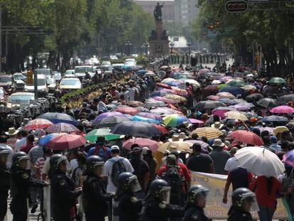 Maestros protestan en las calles del DF