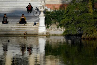 Ambiente en el Parque de El Retiro de Madrid, este lunes.