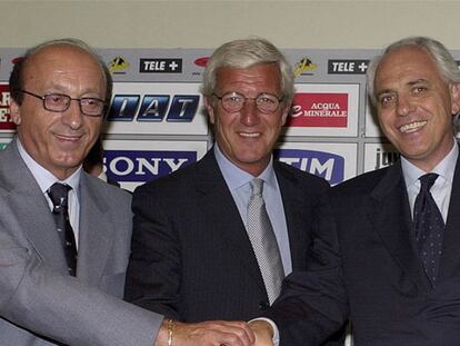 Moggi, Lippi y Bettega se saludan en la presentación del técnico con <i>la Juve,</i> en 2001.