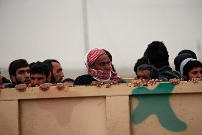 Un grupo de desplazados iraquíes llega a un checkpoint antes de ser trasladados al campo de Hammam al-Alil, en Mosul, (Irak).