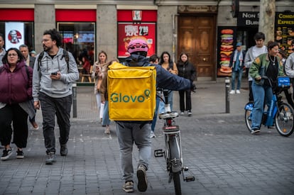 Repartidor de Glovo en el centro de Madrid.