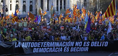 Aspecto que mostraba la cabecera de la manifestación independentista por las calles de Madrid con el lema "Autodeterminación no es delito. Democracia es decidir".