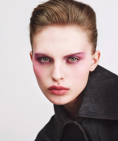 En los ojos Spakowski lleva las sombras violeta y rosa de la paleta Le 9 (tono 03), aplicadas hasta la ceja y hasta fundirse con el colorete Prisme Libre Blush (tono Mousseline Lilas, 01). En los labios, Le Rouge Interdit Intense Silk (tono Nude Mousseline, 112). Todo de GIVENCHY BEAUTY. Chaqueta vaquera de GIVENCHY por SARAH BURTON.