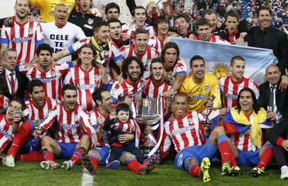Los jugadores del Atlético de Madrid celebran su victoria ante el Real Madrid.