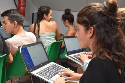 La redacción RED de La Salle de Premià de Mar, trabajando.