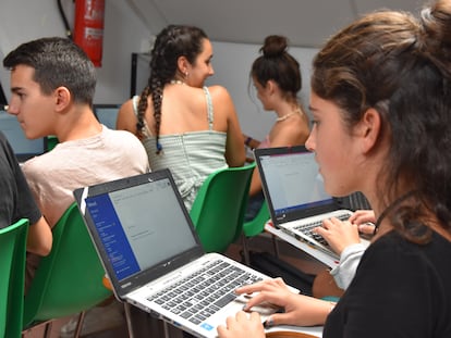 La redacción RED de La Salle de Premià de Mar, trabajando.