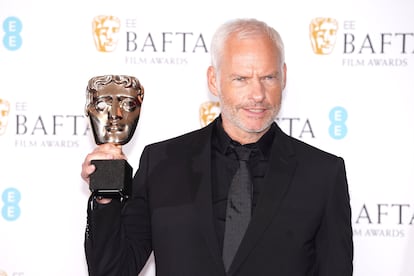 Martin McDonagh, director de 'Almas en pena de Inishein', con su Bafta a la mejor dirección.