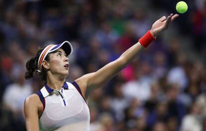 Muguruza sirve durante un partido en el US Open.