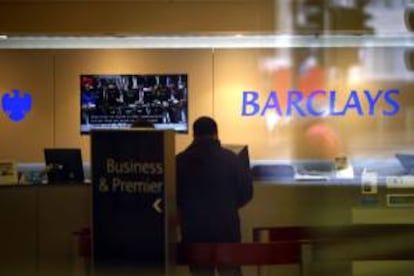 Un cliente espera para ser atendido en una sucursal del banco Barclays en Londres. EFE/Archivo