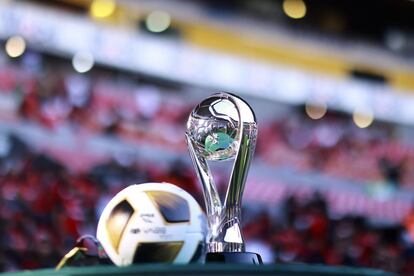 El trofeo del torneo Grita México Apertura 2021 de la Liga mexicana.