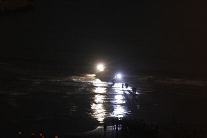 Una lancha se acerca a la playa marroquí de Sfiha.