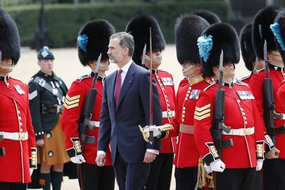 El rey Felipe VI pasa revista a la guardia de honor a su llegada a Londres, en el viaje oficial al Reino Unido el 12 de julio de 2017.