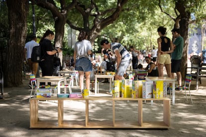 Neighbors (and some tourist) play, this Saturday, in the park of the Sagrada Familia de Barcelona, in a tourist massification management program that seeks to recover spaces for neighborhood use.