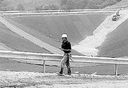 Un trabajador, ayer, junto al depósito de lindane de Barakaldo donde el lunes empezarán a enterrarse los residuos.