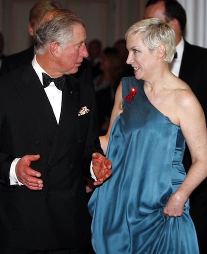 Annie coincidió con el Príncipe Carlos de Gales en una gala benéfica celebrada en Londres en 2011.