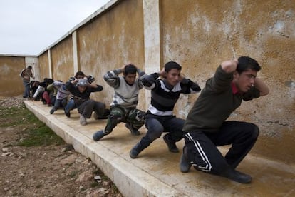 Un antiguo colegio en Tlaleen (Siria) se ha convertido en una academia militar para menores.