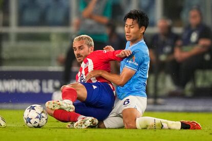 Griezmann y Kamada, durante el partido este martes en Roma. 