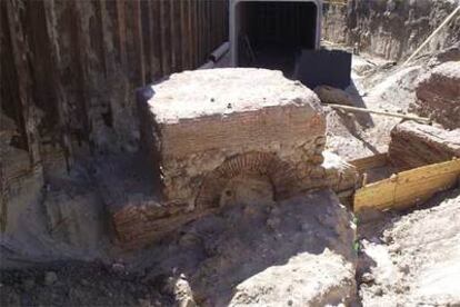 Una de las pilas de la vieja puente toledana encontradas durante la construcción de un colector, que se aprecia en la parte superior de la imagen.