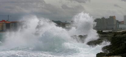 Una ola rompe contra el paseo marítimo de A Coruña, a la altura de San Roque, donde el temporal de mar de fondo ha obligado a decretar el nivel de alerta naranja.