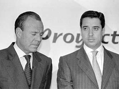 Julio Iglesias y Eduardo Zaplana, en el hotel Eurobuilding de Madrid en 1998.