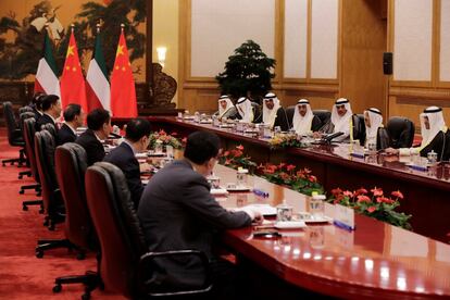 El emir de Kuwait, jeque Sabah Al-Ahmad Al-Jaber Al-Sabah, segundo desde la derecha, habla durante una reunión con el presidente chino Xi Jinping, en el Gran Palacio del Pueblo en Beijing, China.