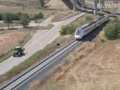 La plataforma  Teruel existe  ha denunciado el mal estado de la línea ferroviaria que conecta Zaragoza con Teruel con una carrera entre un tractor y el tren de Adif