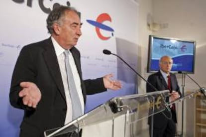 El presidente de Ibercaja y vicepresidente de la Confederación Española de Cajas de Ahorros (CECA), Amado Franco (i), junto al director general de Ibercaja, José Luis Aguirre (d). EFE/Archivo