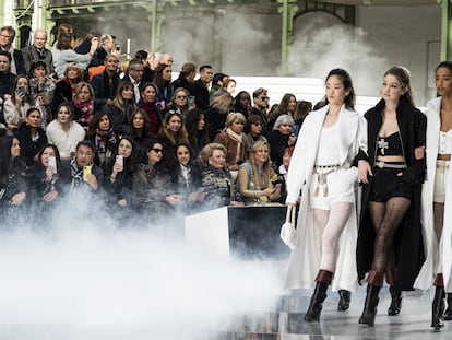 Tres modelos desfilan para Chanel en la semana de la moda de París, este martes.