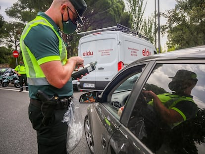 Un policía para a unos coches para someter a pruebas de control de consumo de drogas y alcohol a los conductores durante la presentación de una nueva campaña de la DGT, este miércoles.