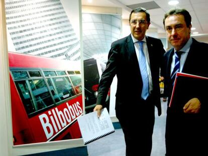 A la izquierda, el diputado general de Bizkaia, José Luis Bilbao, en Bilbao, junto al viceconsejero de Transportes, Antonio Aiz