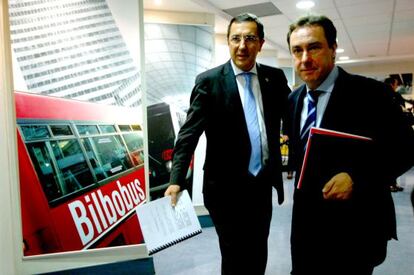 A la izquierda, el diputado general de Bizkaia, José Luis Bilbao, en Bilbao, junto al viceconsejero de Transportes, Antonio Aiz