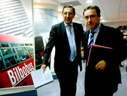 A la izquierda, el diputado general de Bizkaia, José Luis Bilbao, en Bilbao, junto al viceconsejero de Transportes, Antonio Aiz