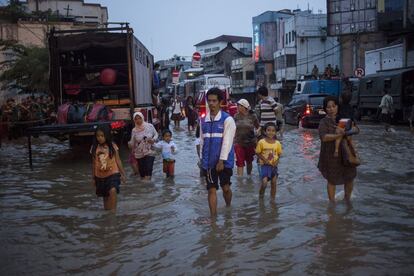 Más de 5000 personas han sido evacuadas debido a las inundaciones de Yakarta, Indonesia, en la imagen la gente camina por el agua en Kampung Pulo.