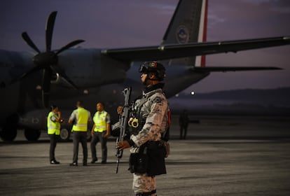 Según la mandataria mexicana, a cambio de este despliegue, el Gobierno estadounidense se ha comprometido en controlar el tráfico de armas ilegales que arman a los cárteles y masacran a la población mexicana.  En la imagen, un elemento de la Guardia Nacional frente a la aeronave militar C-27J Spartan, en el Aeropuerto Internacional Alberto Acuña Ongay.