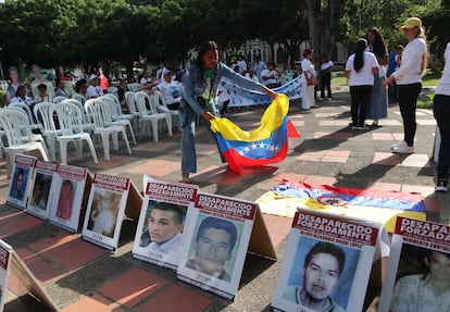 Familiares de víctimas de desaparición forzada durante una protesta, en Cúcuta, Colombia.
