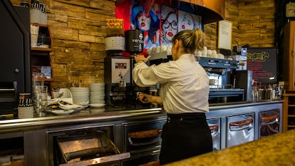 DVD1194 (03/01/24). Una mujer trabaja en una cafetería de un polígono industrial en A Coruña. / ÓSCAR CORRAL (EL PAÍS).