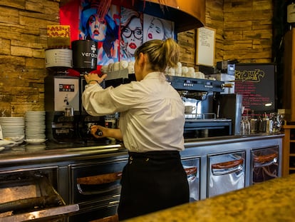 Una camarera trabaja en una cafetería de A Coruña.