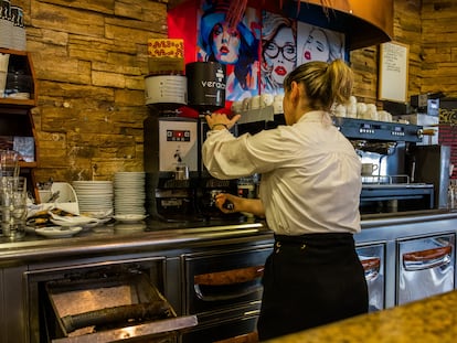 Una camarera pone un café en un establecimiento de A Coruña.