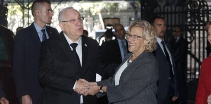 La alcaldesa de Madrid Manuela Carmena con el presidente de Isreal Reuven Rivlin.