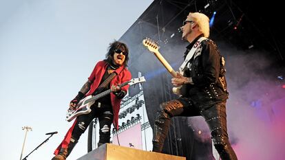 Nikki Sixx y John 5, bajista y guitarrista de Mötley Crüe, anoche en el auditorio Miguel Ríos de Rivas-Vaciamadrid (Madrid).