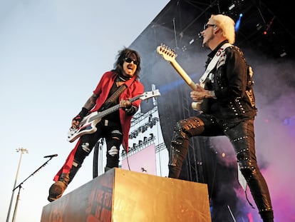 Nikki Sixx y John 5, bajista y guitarrista de Mötley Crüe, anoche en el auditorio Miguel Ríos de Rivas-Vaciamadrid (Madrid).