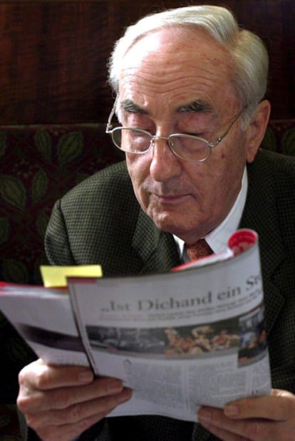 Hans Dichand, con un ejemplar del <i>Kronen Zeitung,</i> en 2003.